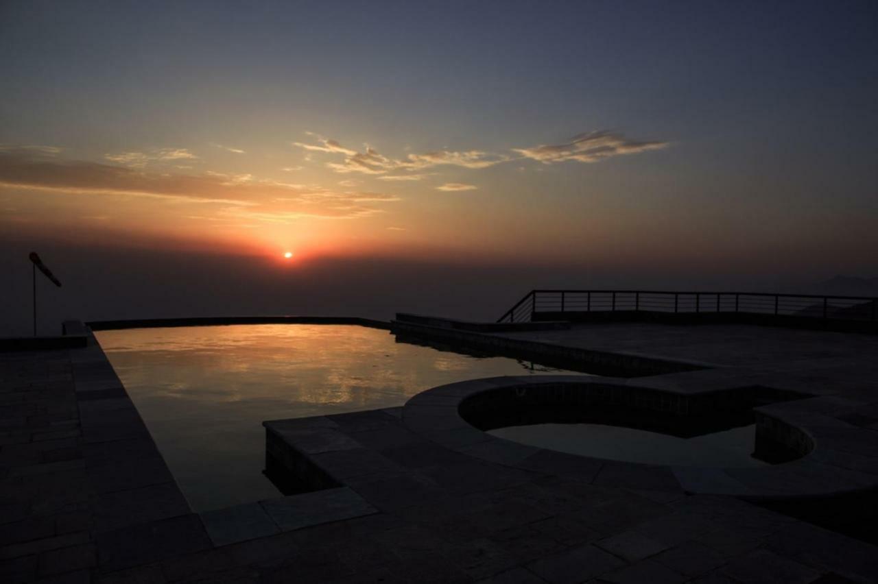 จันทราคีรี ฮิลล์ รีสอร์ต Hotel Thankot ภายนอก รูปภาพ